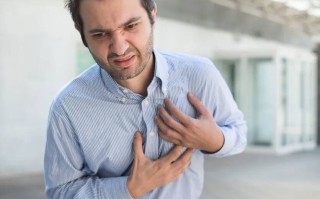 心脏经常会很厉害地跳一下，或者突然不跳，这是不是早搏？